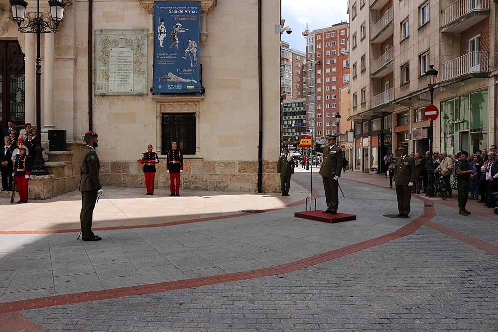 Fotos: El Ejército iza la bandera en Capitanía