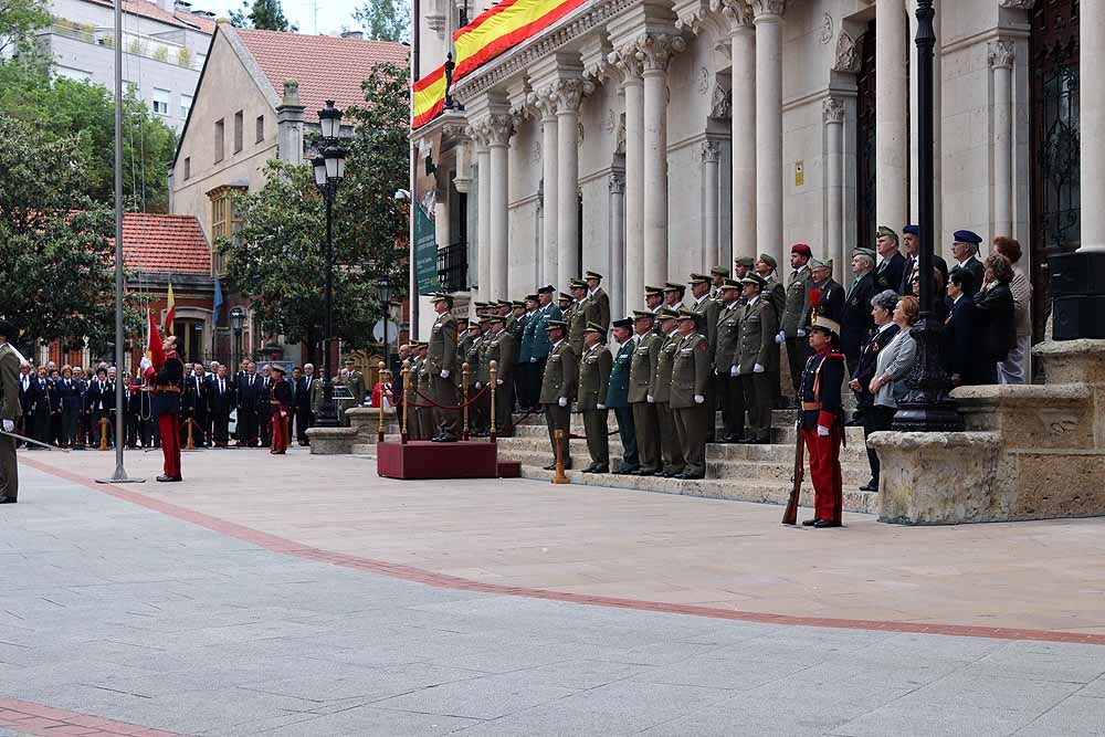 Fotos: El Ejército iza la bandera en Capitanía