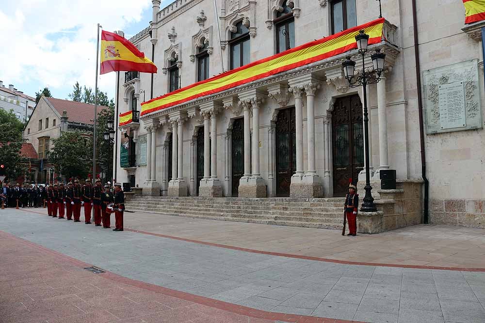 Fotos: El Ejército iza la bandera en Capitanía