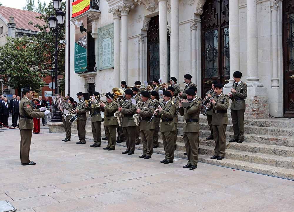 Fotos: El Ejército iza la bandera en Capitanía