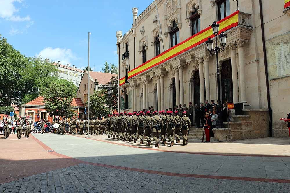 Fotos: El Ejército iza la bandera en Capitanía