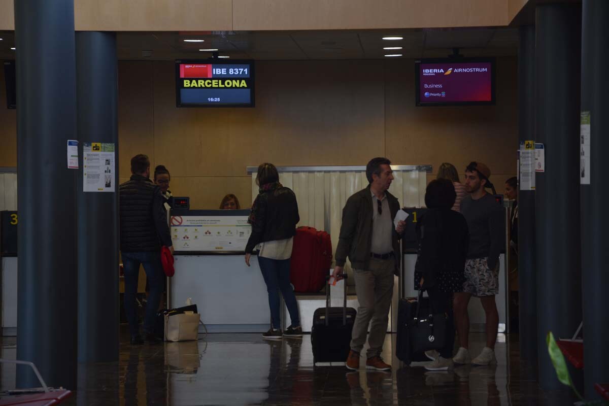 Fotos: El Aeropuerto de Villafría reactiva sus operaciones