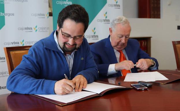 Juan Miguel Gutiérrez Pulgar, a la izquierda, y Pedro García Romera, a la derecha, firman el convenio de colaboración.