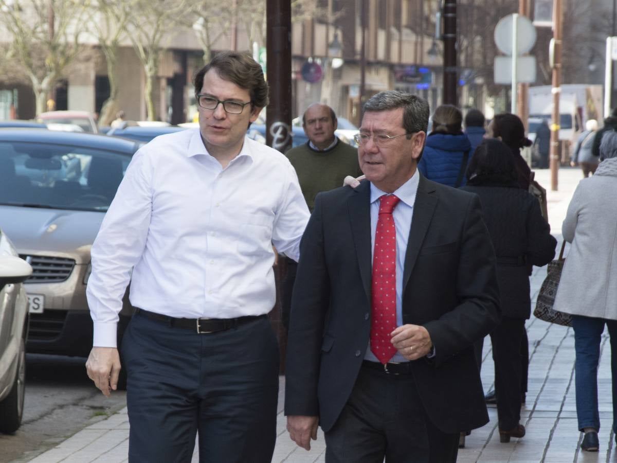 Alfonso Fernández Mañueco (izquierda) junto con César Rico, presidente del PP de Burgos. 