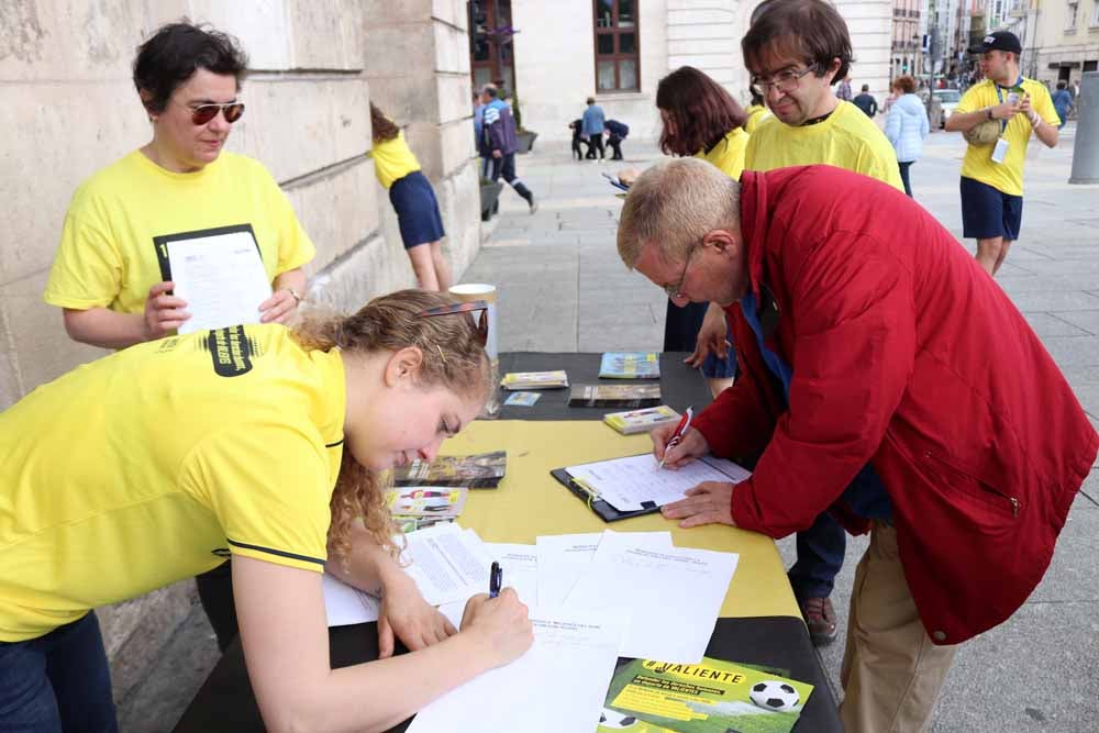 Fotos: Recogida de firmas de Amnistía Internacional en Burgos