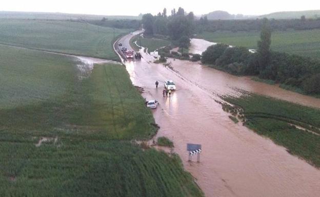 Coches atrapados e intervención de los equipos desplazados por el desbordamiento de un arroyo, este sábado, en Bercimuel. 