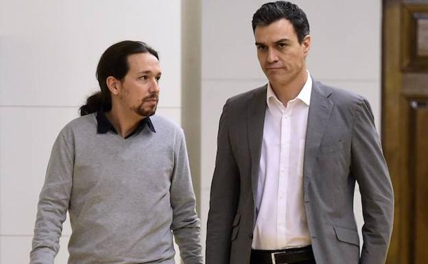 Pablo Iglesias (i) habla con Pedro Sánchez. 