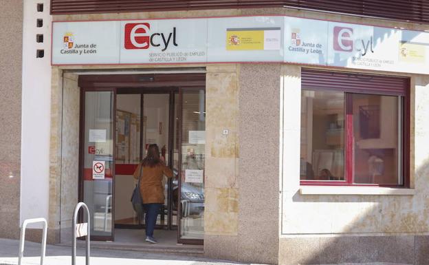 Una mujer entra en una oficina del Ecyl en Salamanca.