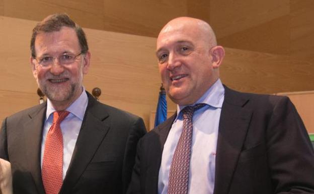 Mariano Rajoy y Jesús Julio Carnero, en el II Foro Emprendedores y Autónomos que la Federación de Autónomos ATA organizó en Córdoba en marzo de 2015.