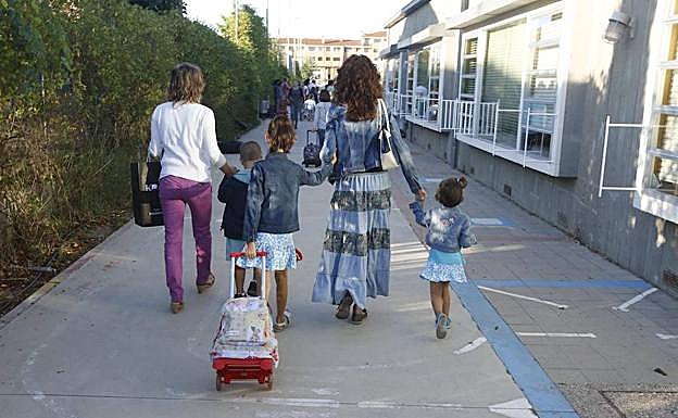 Escolares con sus madres se dirigen al colegio Margarita Salas.