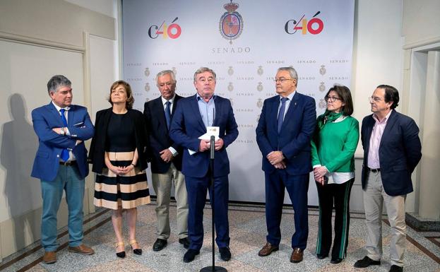 El portavoz del grupo popular en el Senado, José Manuel Barreiro (c), en la rueda de prensa, acompañado de varios senadores, entre ellos, los castellanos y leoneses Mar Angulo y Luis Aznar (d). 