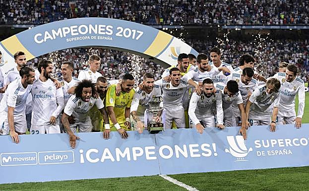 Los jugadores del Real Madrid celebran el título de la última Supercopa.
