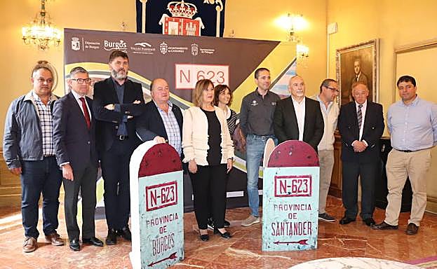 Los representantes de las instituciones relacionadas con la N-623 posan en el Palacio Provincial.