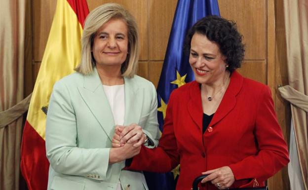 Magdalena Valerio (d), con la cartera que ha recibido de su antecesora, Fátima Báñez (i.).