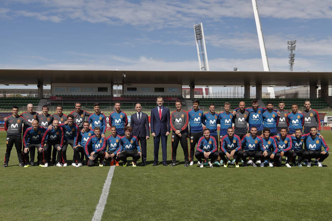 El monarca ha visitado a los jugadores del combinado nacional y a toda la delegación española en la Ciudad del Fútbol de Las Rozas