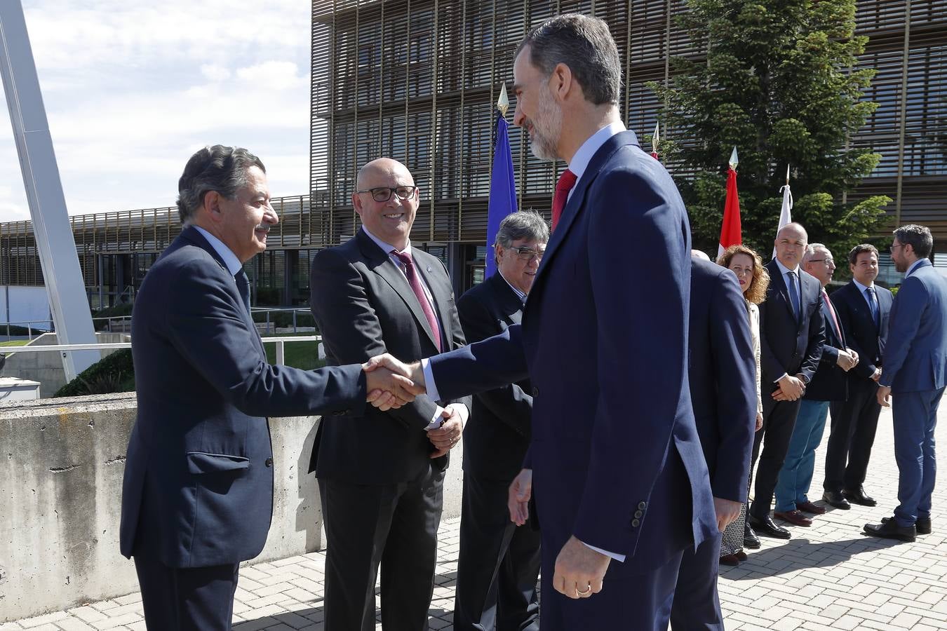 El monarca ha visitado a los jugadores del combinado nacional y a toda la delegación española en la Ciudad del Fútbol de Las Rozas