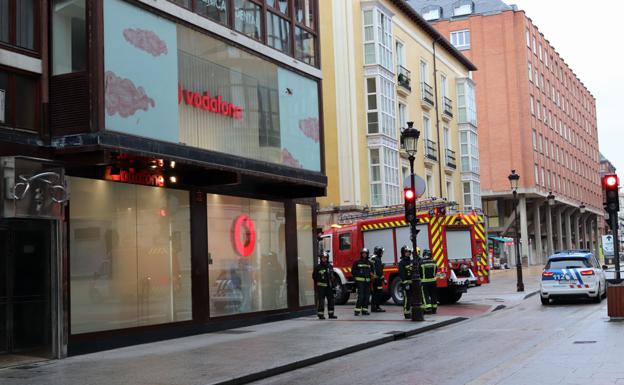 Los Bomberos han extraído el gas de la tienda con un ventilador.