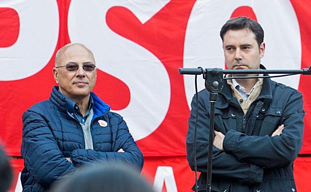 Ángel Olivares (Izda.) junto a Daniel de la Rosa (secretario de la Agrupación Local del PSOE)
