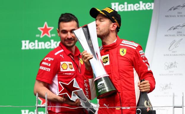 Vettel besa el trofeo de ganador en Canadá.