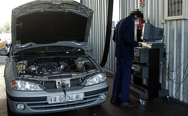 Control de emisión de gases de un vehículo en una ITV. 