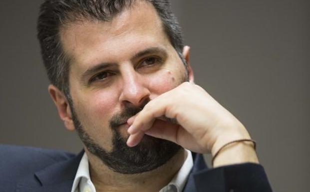 Luis Tudanca, fotografiado en las Cortes antes de empezar la entrevista.