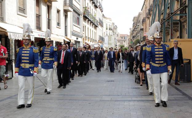 La comitiva de la corporación municipal se dirige hacia la Catedral Nueva por la calle de la Rúa. 