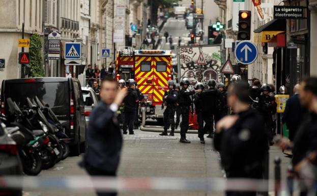 La Policía y los bomberos han acordonado el centro de la ciudad.