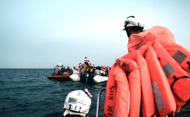 Parte de los inmigrantes son transferidos a una patrullera de la Guardia Costera italiana para navegar rumbo a Valencia.
