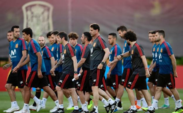 Galería. Fernando Hierro, dirigiendo su primer entrenamiento como seleccionador español. 