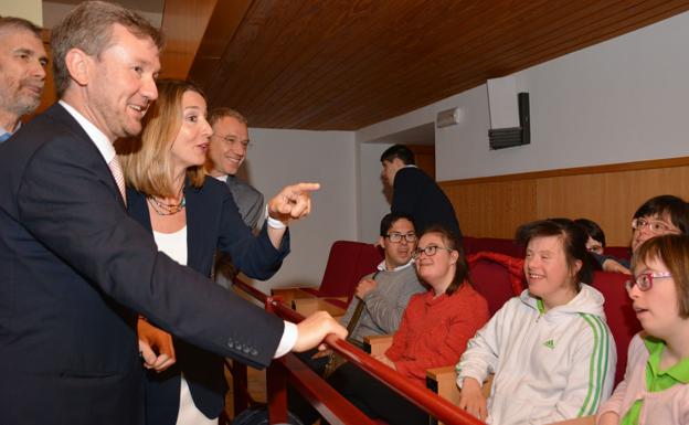 Javier Lacalle y Alicia García charlando con usuarios de Down Burgos.