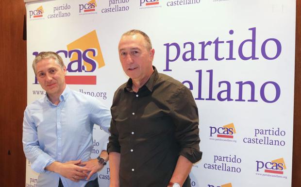 El diputado Joan Baldoví, a la derecha, junto al presidente del PCAS, Domingo Hernández.