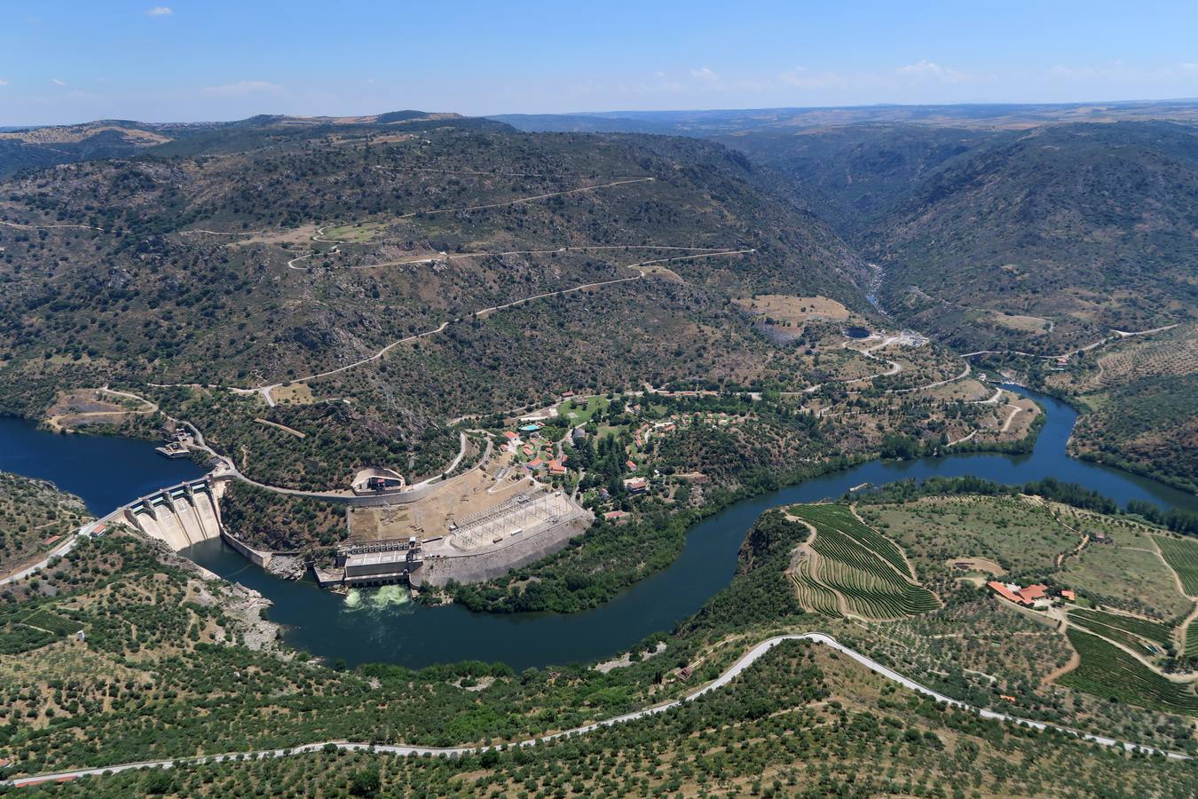 El salto de Saucelle en Salamanca y la desembocadura del río Huebra, desde el Mirador Penedo Durão en Portugal.