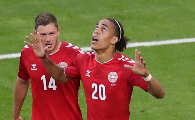 Yussuf Poulsen (d) celebra el gol de Dinamarca a Perú. 