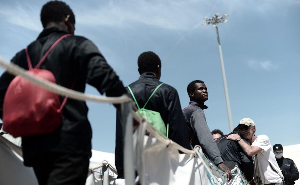 Varios inmigrantes, a su llgada a Valencia.