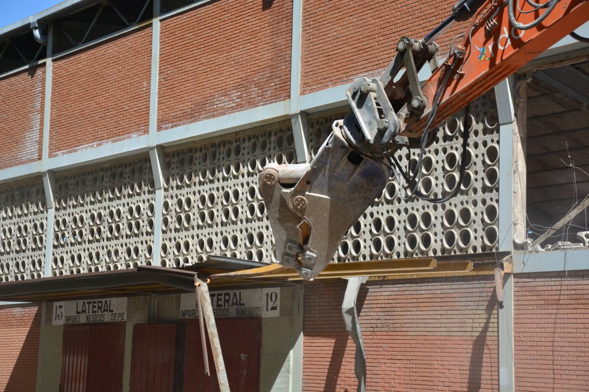 Fotos: Demolición de la grada de Lateral de El Plantío