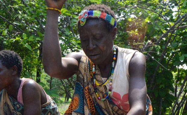 Mujer Hazda moliendo semillas de Baobab