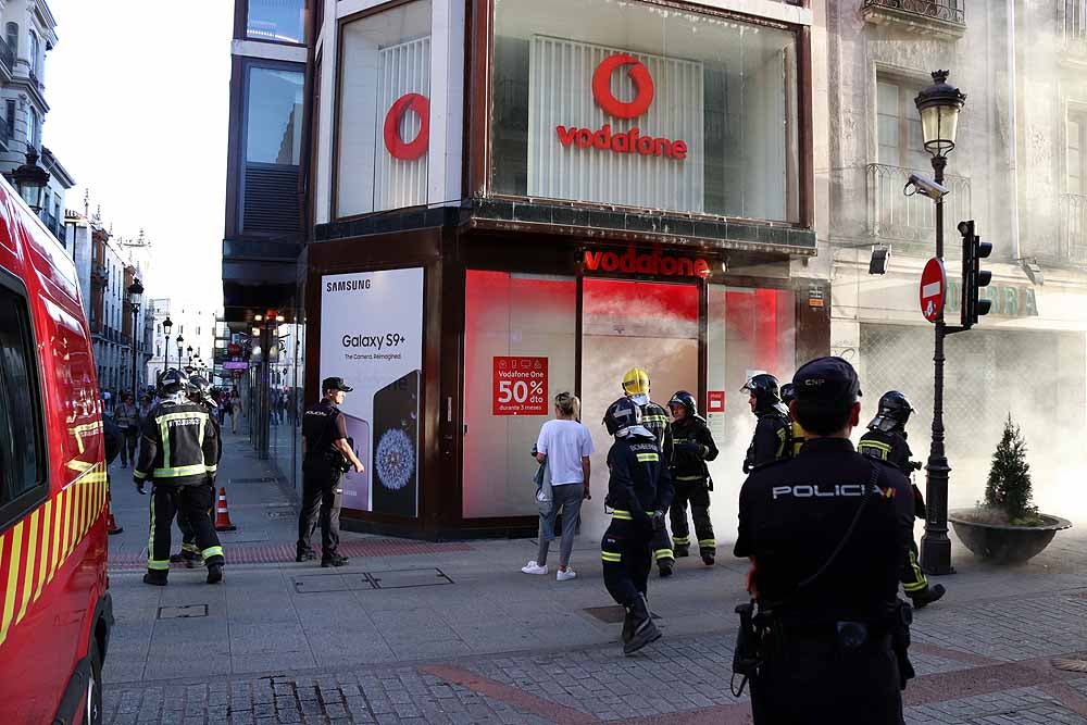 Fotos: El humo ha inundado la tienda de Vodafone