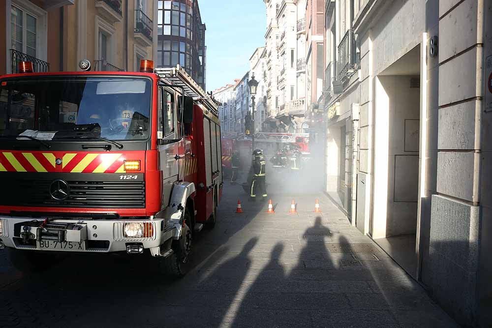 Fotos: El humo ha inundado la tienda de Vodafone