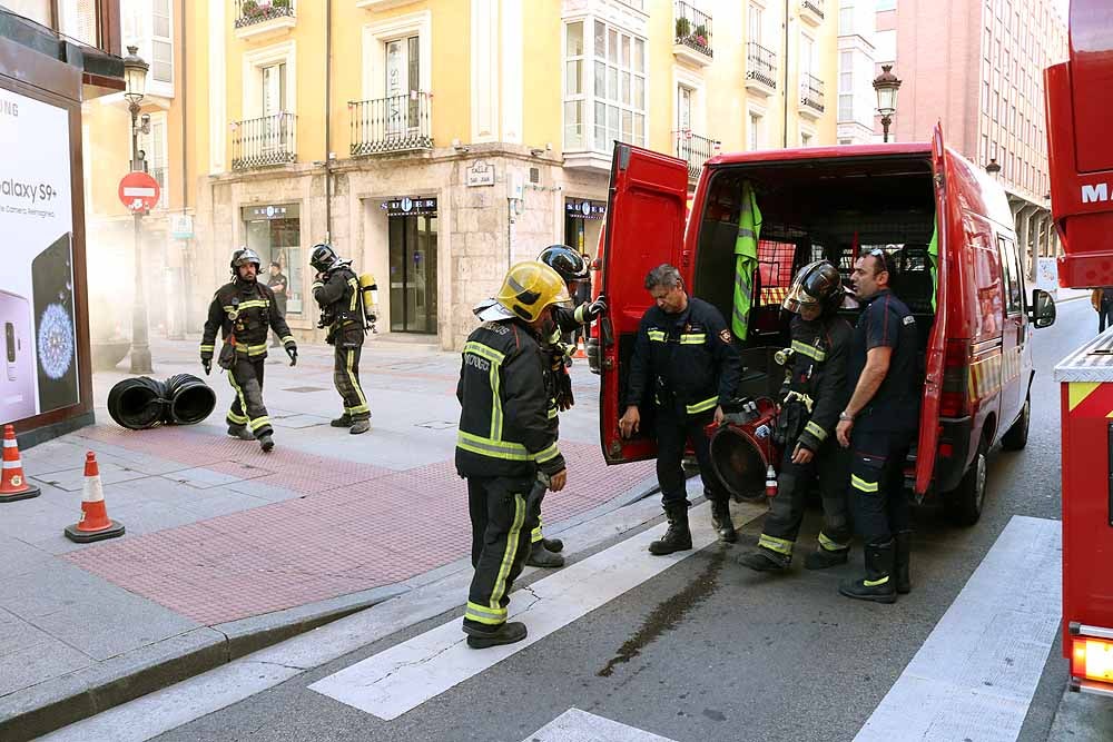 Fotos: El humo ha inundado la tienda de Vodafone