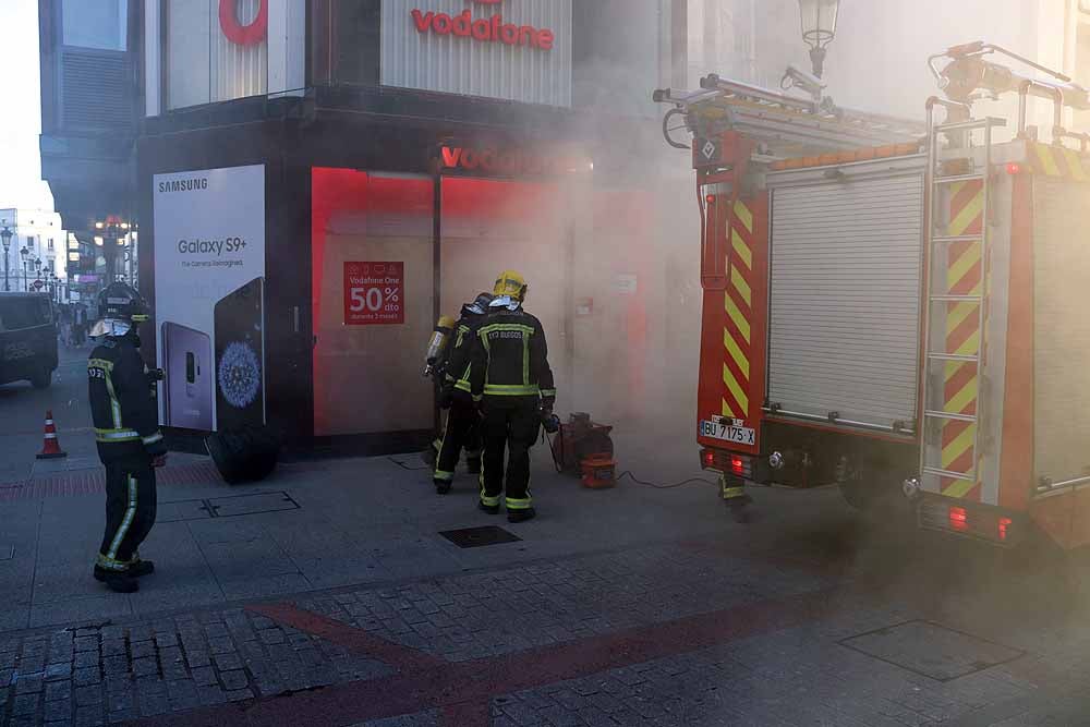 Fotos: El humo ha inundado la tienda de Vodafone