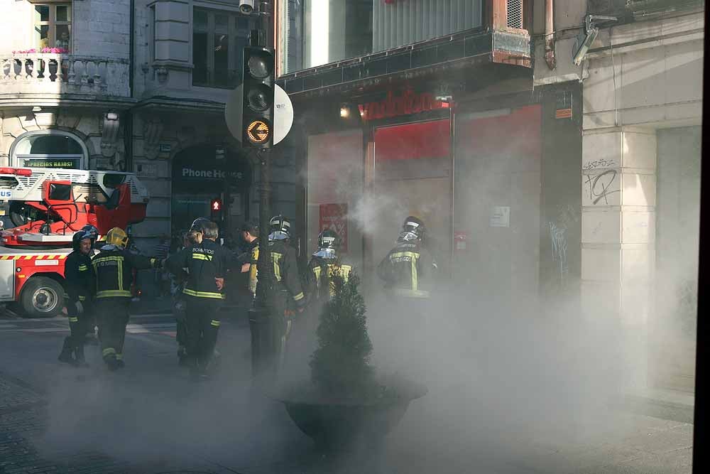 Fotos: El humo ha inundado la tienda de Vodafone