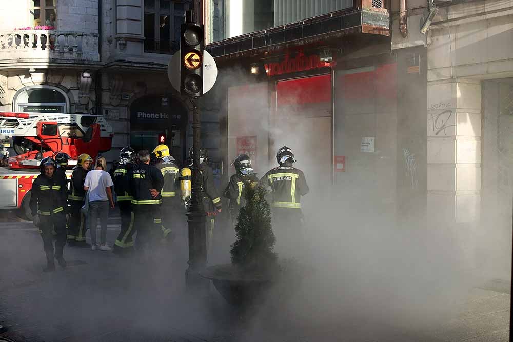 Fotos: El humo ha inundado la tienda de Vodafone