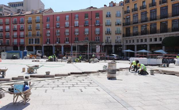 Los obreros, sustituyendo el pavimiento de la Plaza Mayor.