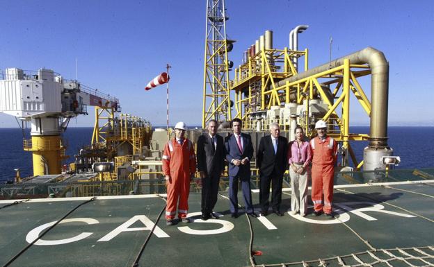 El exministro de Industria José Manuel Soria (3i), durante una visita a la plataforma del proyecto Castor.