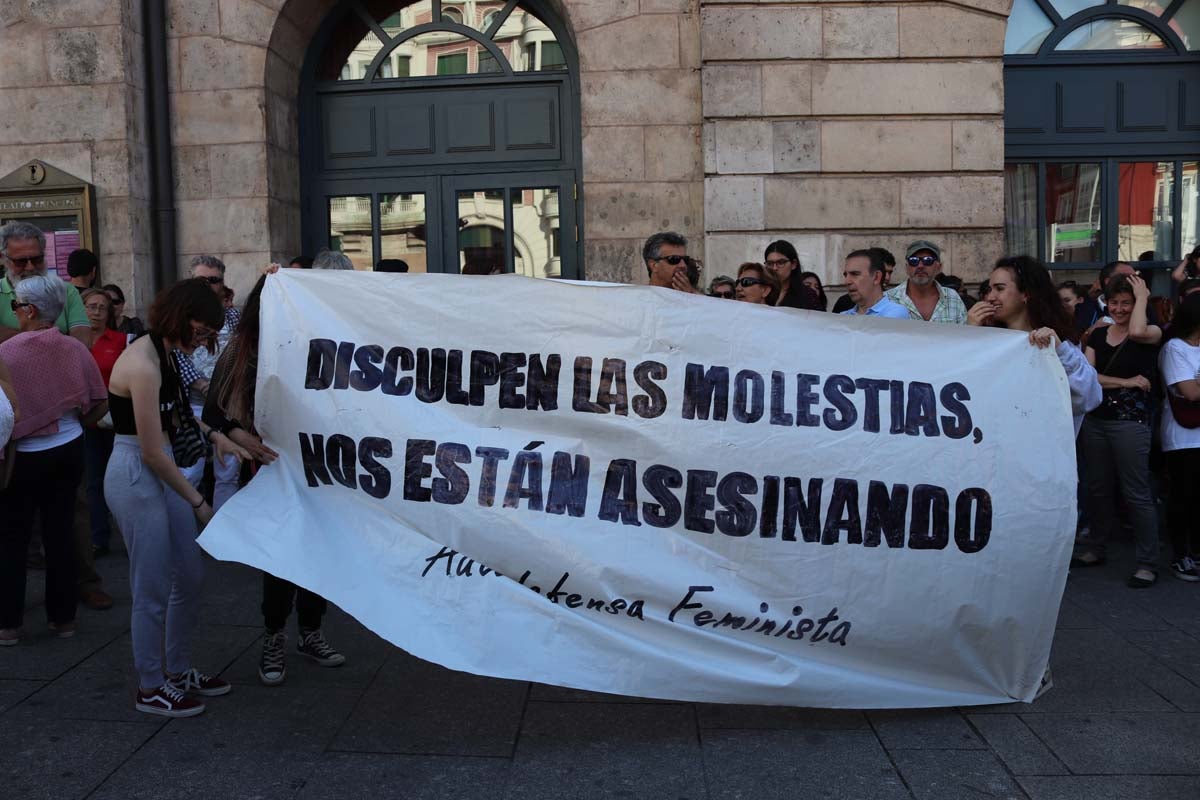 Alrededor de medio millar de burgaleses se han echado a la calle para mostrar su repulsa ante el auto de la Audiencia de Navarra mediante el que se concede la libertad bajo fianza de los cinco miembros de 'La Manada' condenados