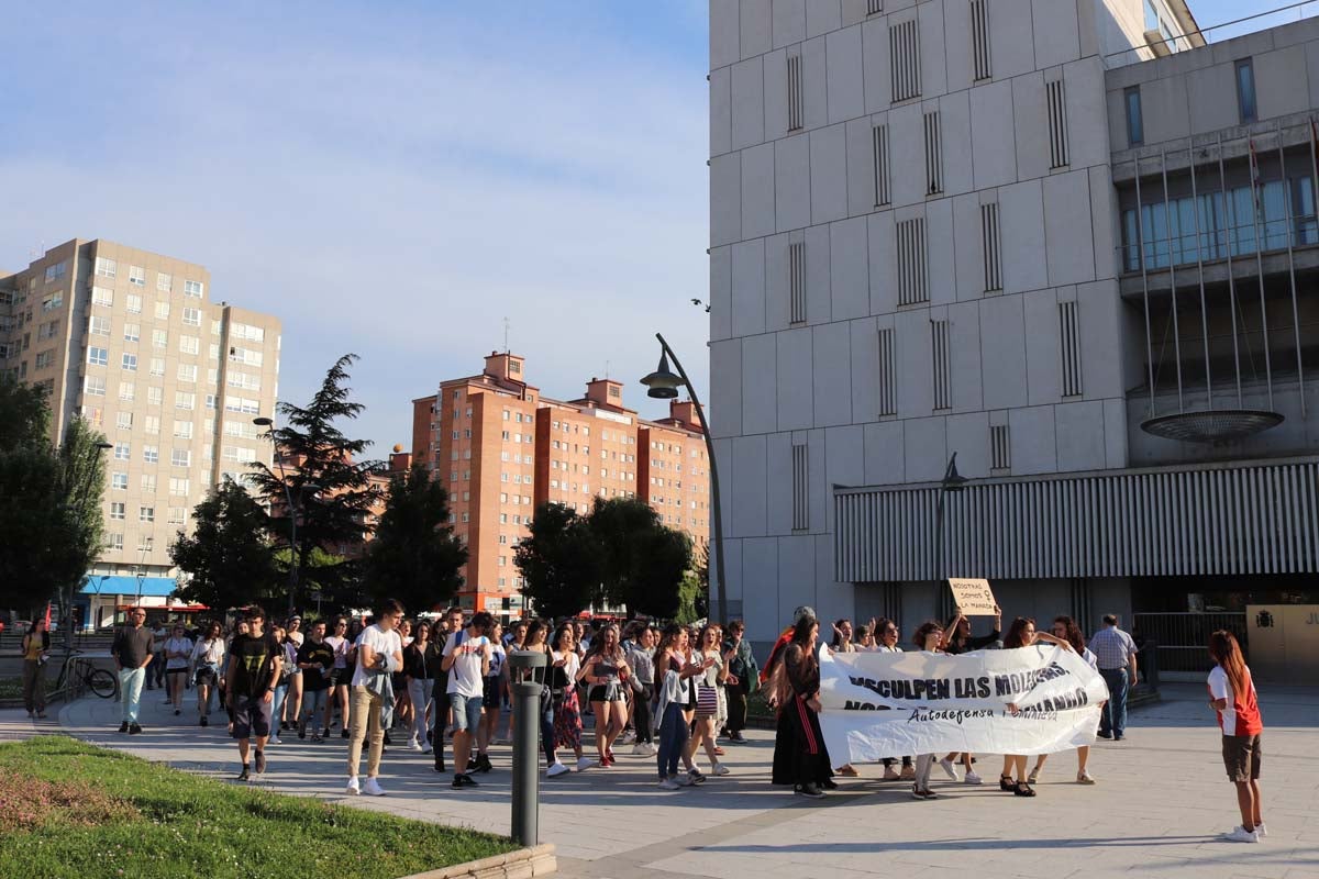 Alrededor de medio millar de burgaleses se han echado a la calle para mostrar su repulsa ante el auto de la Audiencia de Navarra mediante el que se concede la libertad bajo fianza de los cinco miembros de 'La Manada' condenados