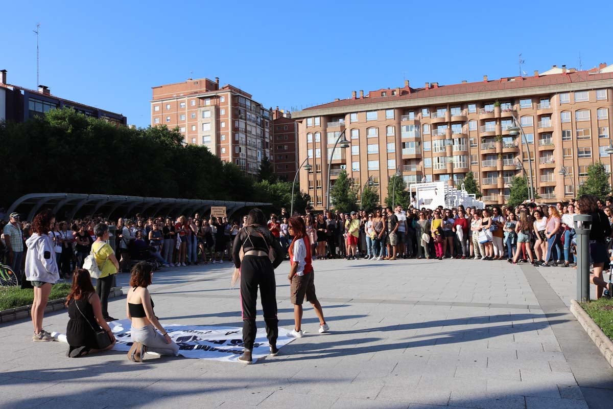 Alrededor de medio millar de burgaleses se han echado a la calle para mostrar su repulsa ante el auto de la Audiencia de Navarra mediante el que se concede la libertad bajo fianza de los cinco miembros de 'La Manada' condenados