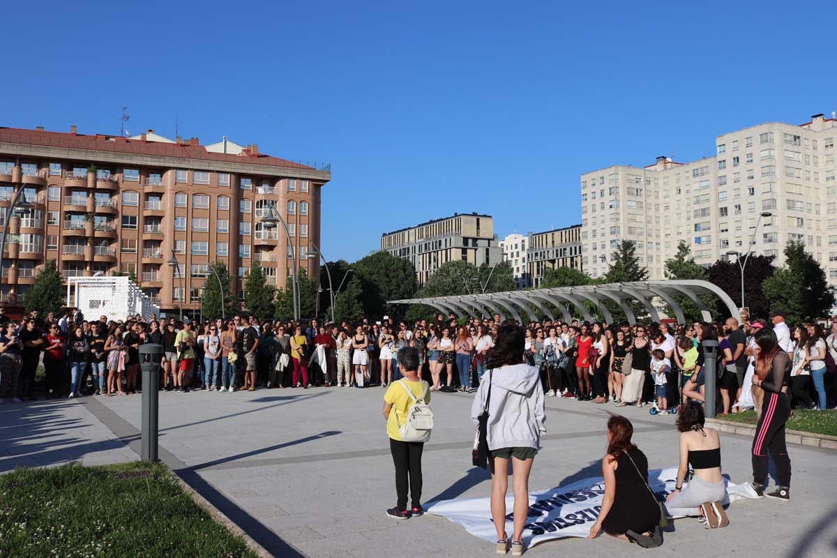 Alrededor de medio millar de burgaleses se han echado a la calle para mostrar su repulsa ante el auto de la Audiencia de Navarra mediante el que se concede la libertad bajo fianza de los cinco miembros de 'La Manada' condenados