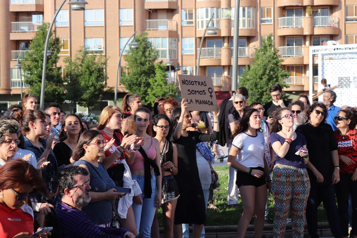 Alrededor de medio millar de burgaleses se han echado a la calle para mostrar su repulsa ante el auto de la Audiencia de Navarra mediante el que se concede la libertad bajo fianza de los cinco miembros de 'La Manada' condenados