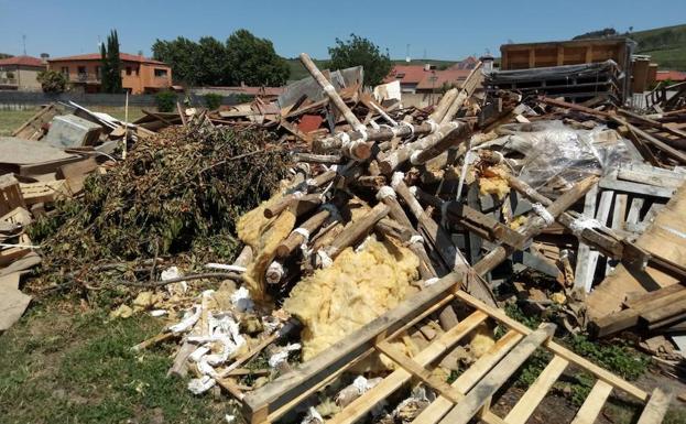 Numerosos residuos han inundado la campa en la que se instalará la hoguera